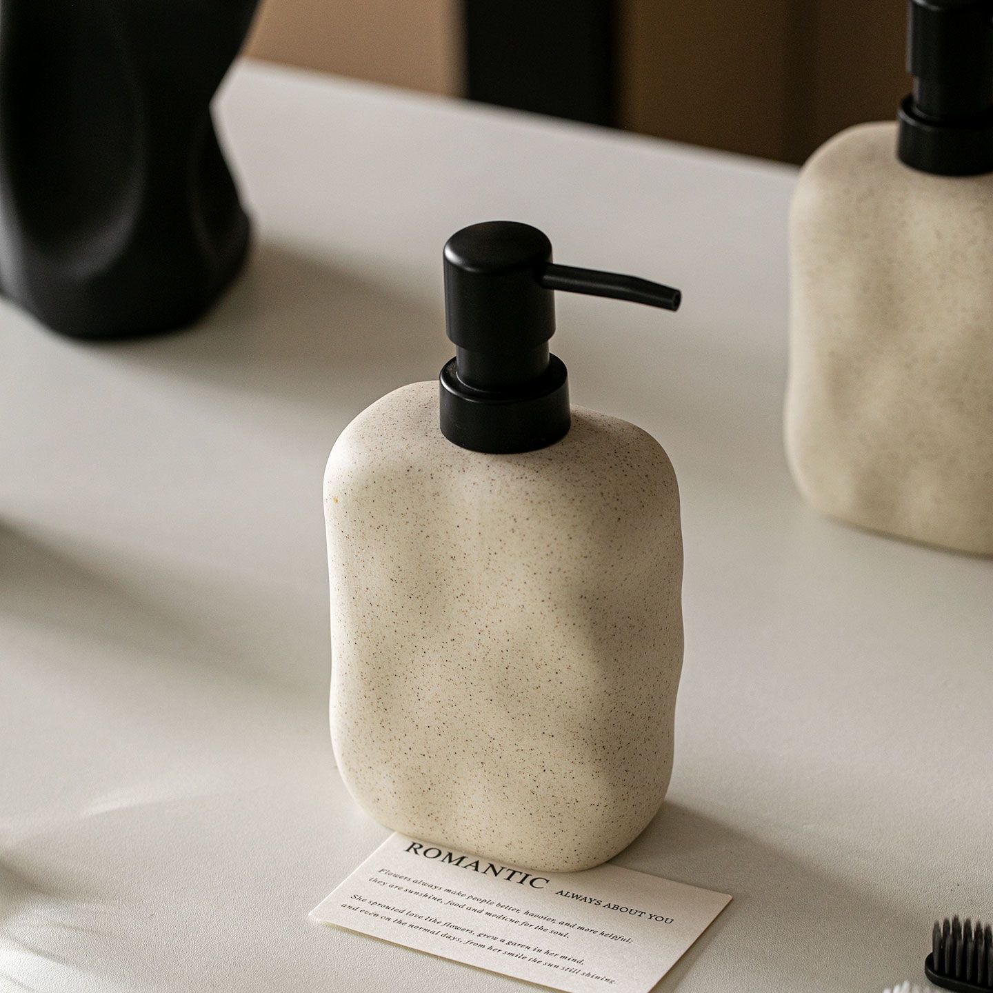 Home Bathroom Soap Dispenser - 400 ミリリットル侘び寂びローションボトルセラミックスクイズボトルソープディスペンサーシャンプーローションコンディショナーボトルバスルームアクセサリー